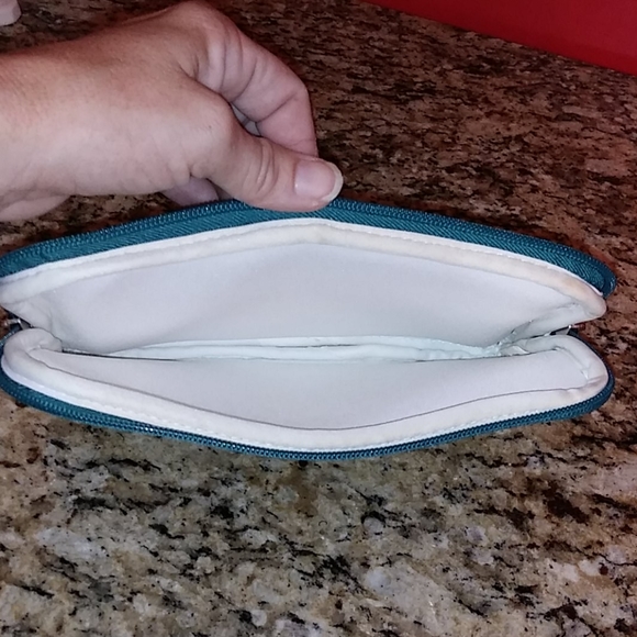 729 Belkin Universal Pleated Sleeve for 8in Tablet - Picture 4 of 6